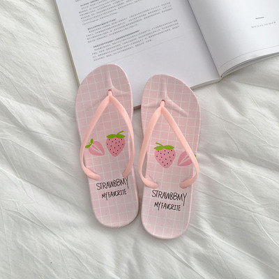 Különböző színű női papucsok a lábujjakon keresztül