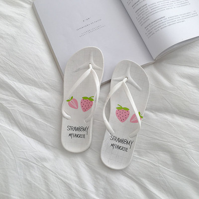 Különböző színű női papucsok a lábujjakon keresztül