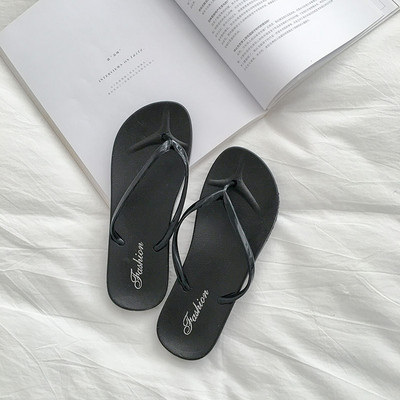 Különböző színű női papucsok a lábujjakon keresztül