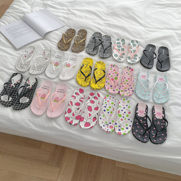 Különböző színű női papucsok a lábujjakon keresztül