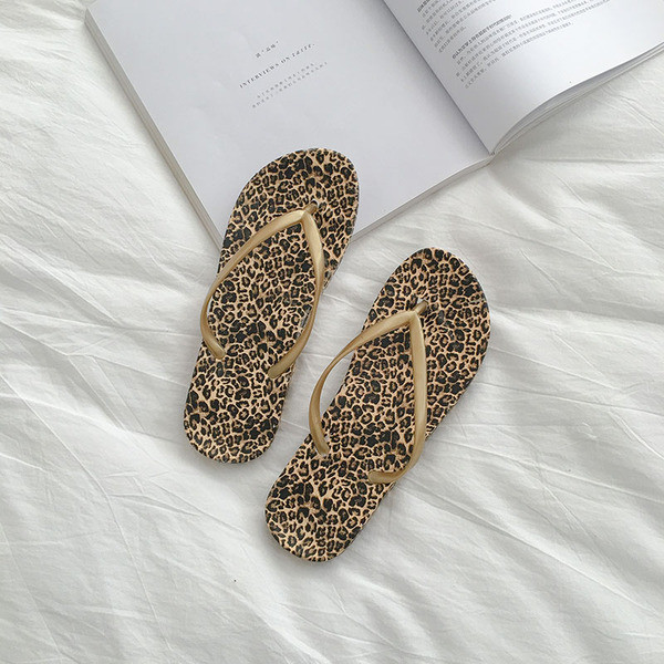 Különböző színű női papucsok a lábujjakon keresztül