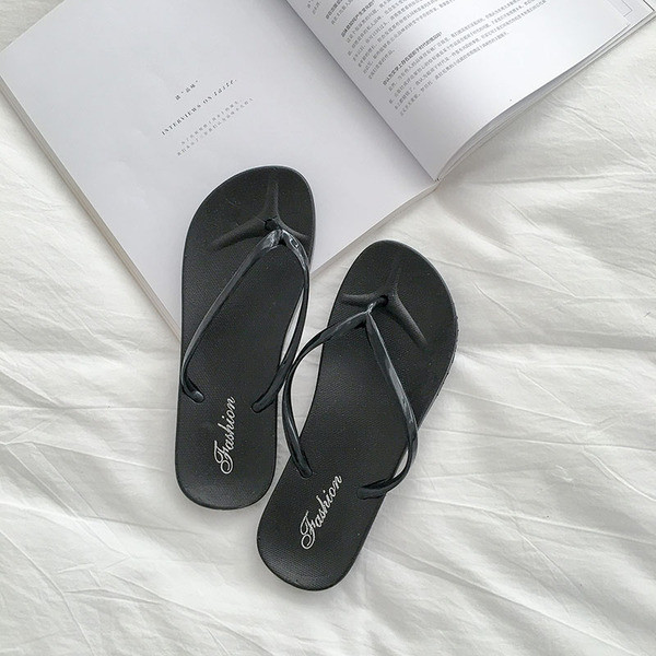 Különböző színű női papucsok a lábujjakon keresztül