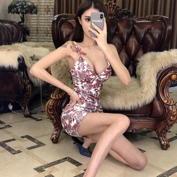 Női rövid ruha vékony pántokkal és V-nyakkal