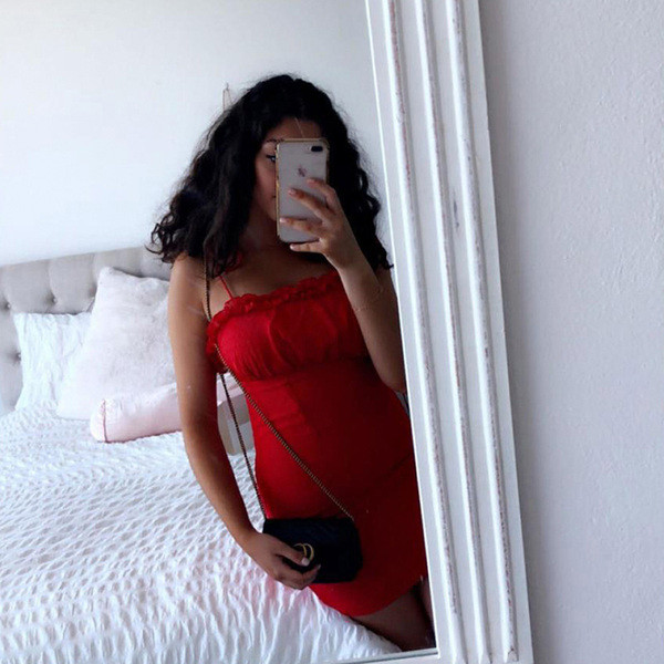 Rövid piros női ruha vékony pántokkal