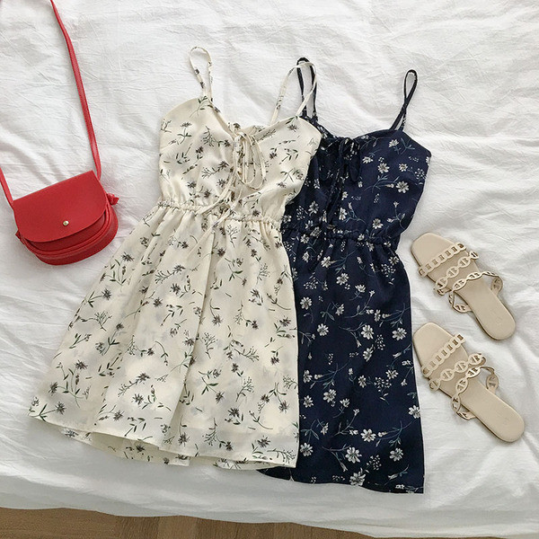 Alkalmi ruha pántokkal és virágmintás