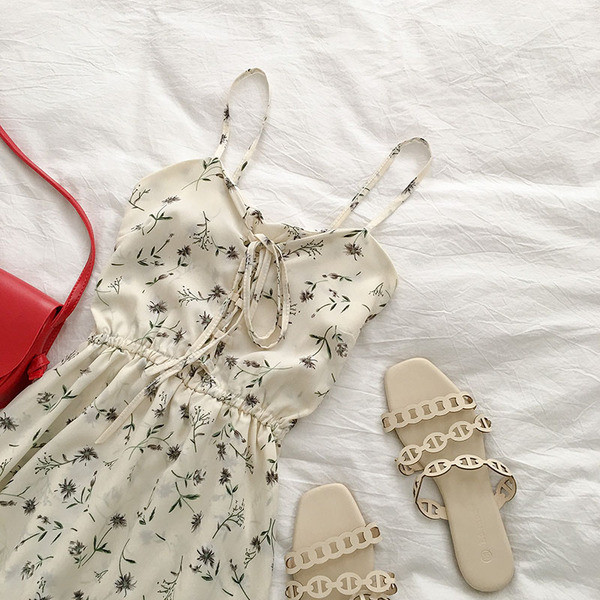 Alkalmi ruha pántokkal és virágmintás