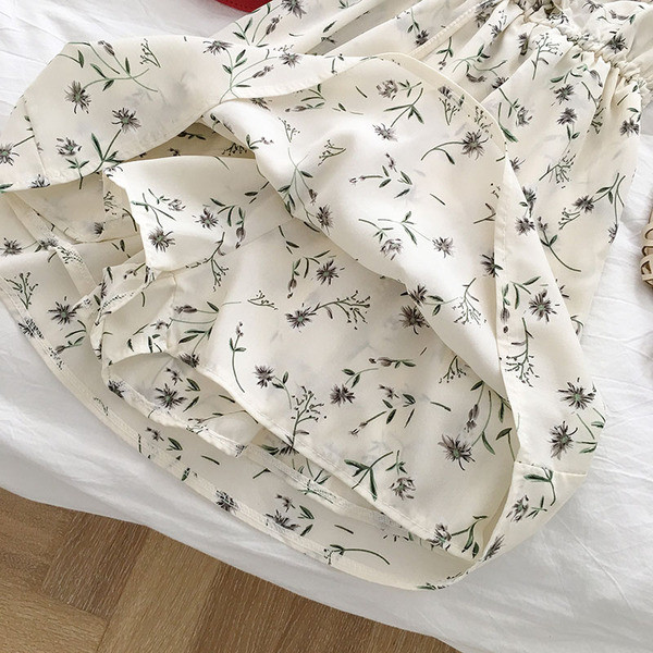 Alkalmi ruha pántokkal és virágmintás