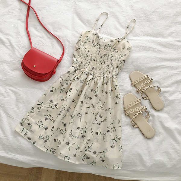 Alkalmi ruha pántokkal és virágmintás