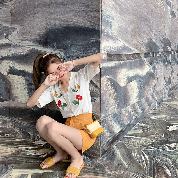 Vékony női kardigán hímzéssel és rövid ujjú