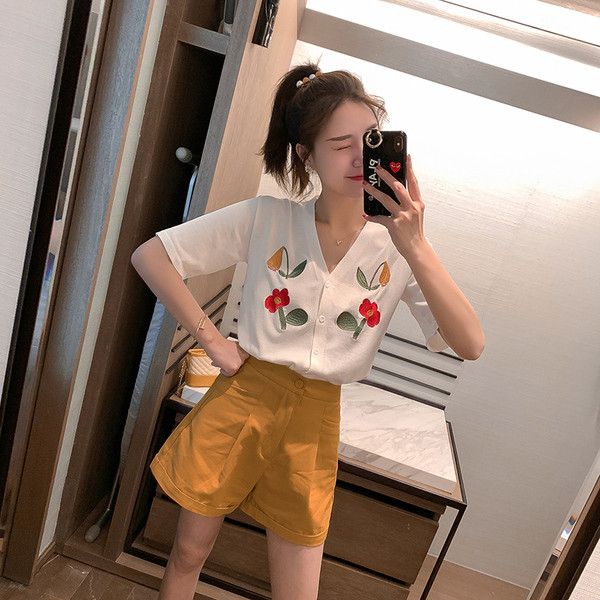 Vékony női kardigán hímzéssel és rövid ujjú