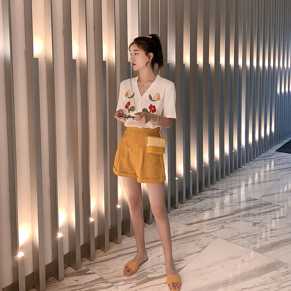 Vékony női kardigán hímzéssel és rövid ujjú