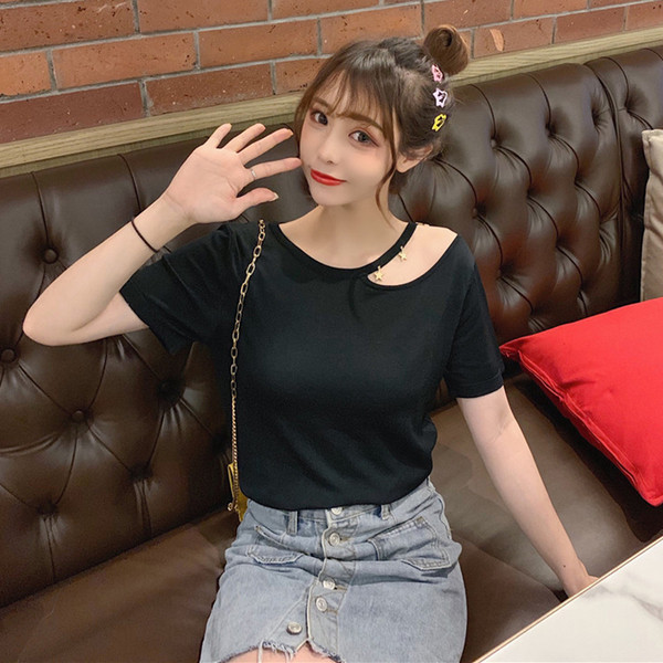 Blúz rövid ujjú fém elemmel, három színben - fehér, narancs és fekete