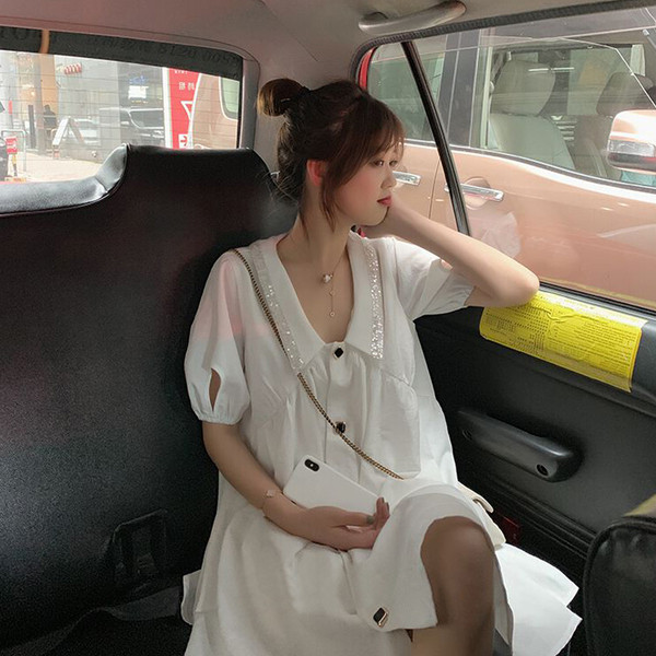 Nyári női ruha rövid ujjal, gallérján flitterekkel