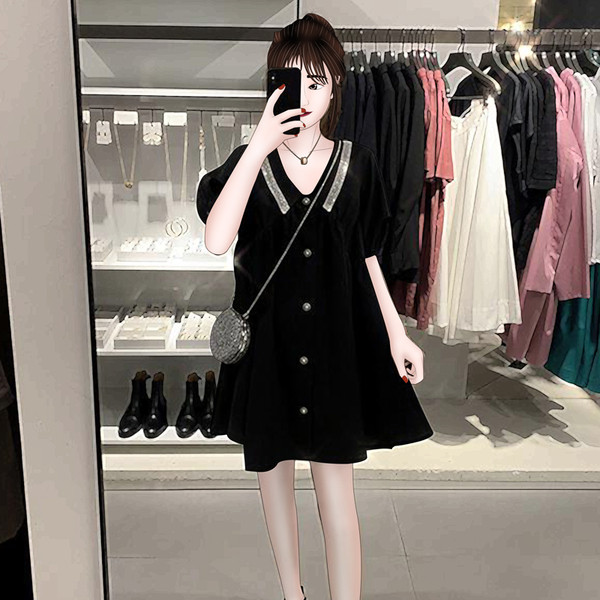 Nyári női ruha rövid ujjal, gallérján flitterekkel