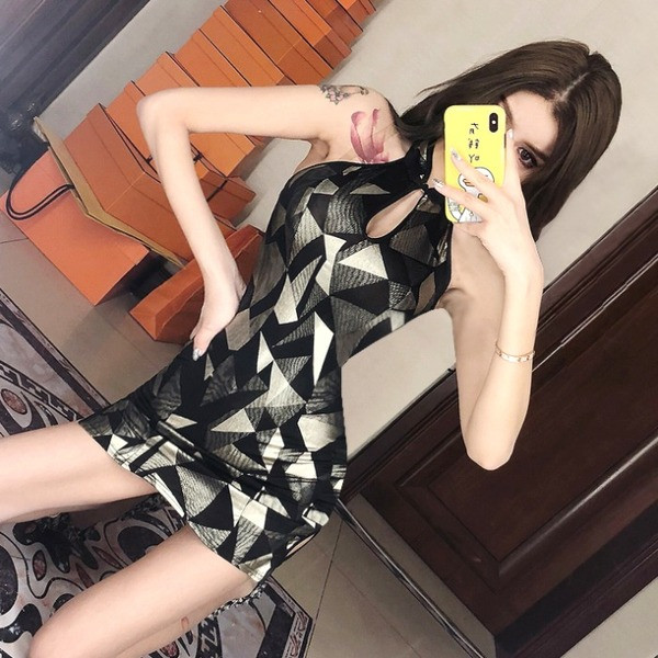 Stílusos rövid női ruha