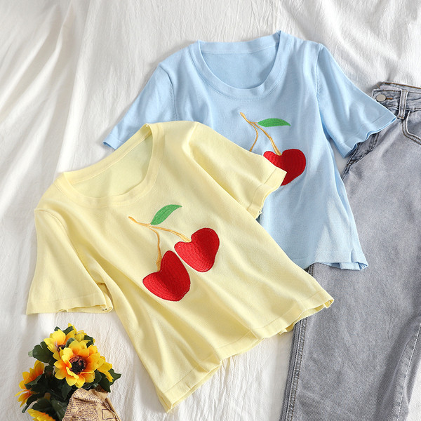 Hímzéssel és O-nyakú női póló