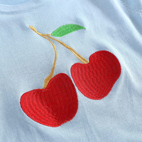 Hímzéssel és O-nyakú női póló