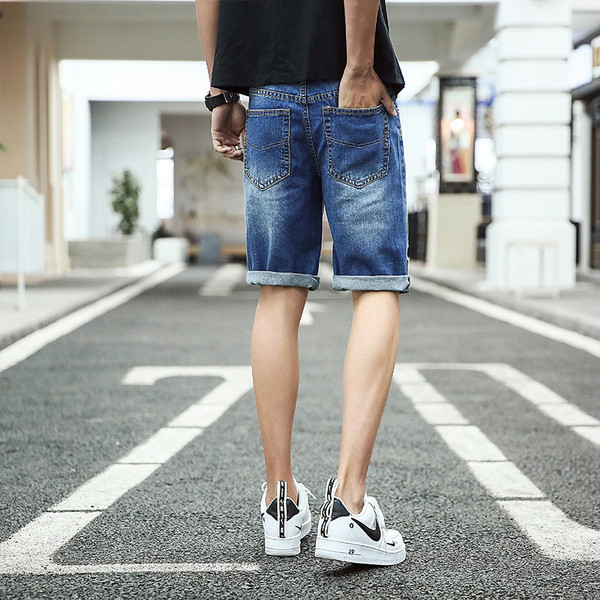 Modern férfi rövidnadrág szakadt motívumokkal, két színben