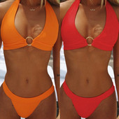 Costum de baie modern din două piese cu elemente metalice în roșu și portocaliu