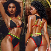 Modern kétrészes fürdőruha fekete színben, színes elemekkel