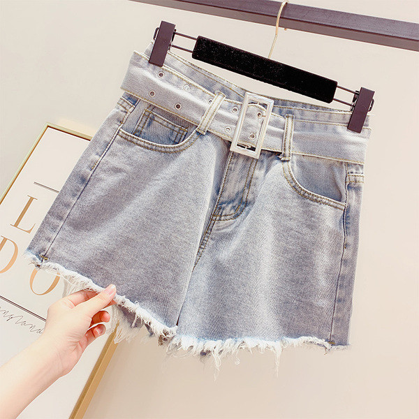 Női farmer rövidnadrág övvel