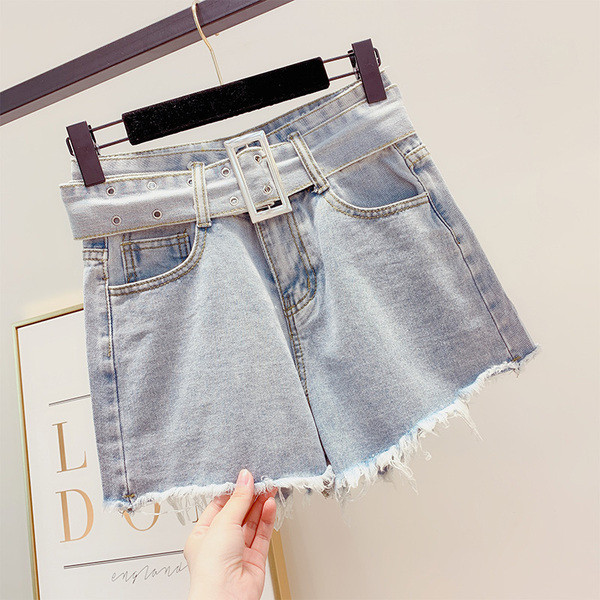 Női farmer rövidnadrág övvel