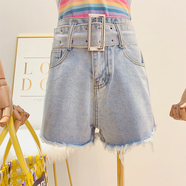 Női farmer rövidnadrág övvel