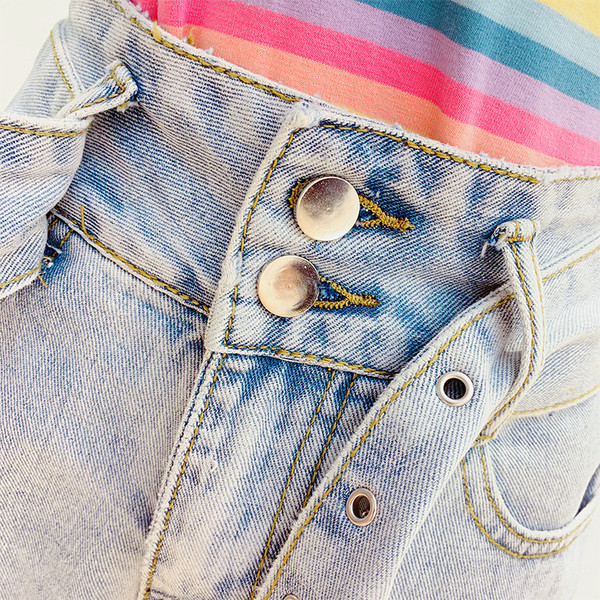 Női farmer rövidnadrág övvel