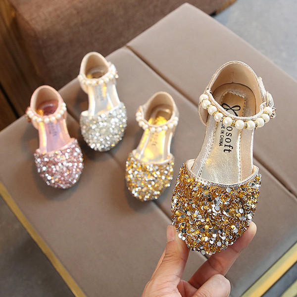 Gyermekszandál lányoknak gyöngyökkel a bokája körül, fényes hatással, három színben