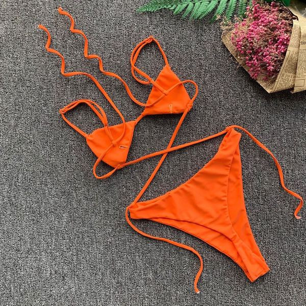 Costum de baie modern din două piese cu top triunghiular de culoare portocalie