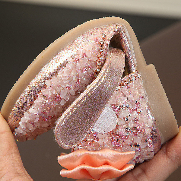 Gyerekszandál lányoknak kövekkel és fényes hatással ezüst, rózsaszín és fekete színben