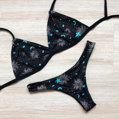 Kétrészes női fürdőruha fekete színben, mintával