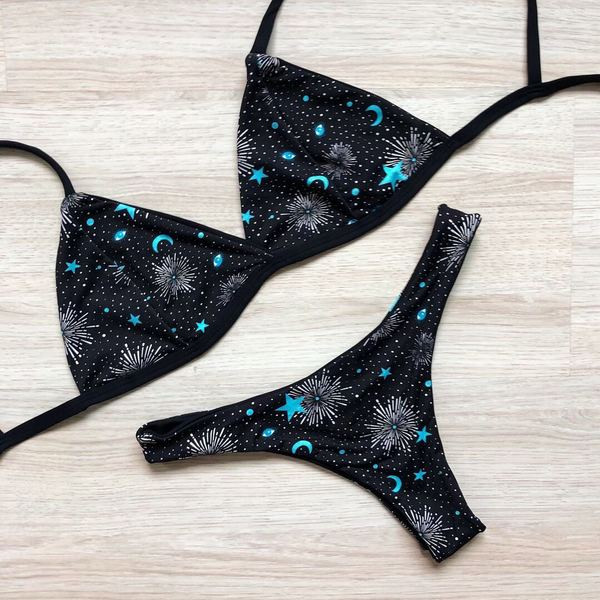 Kétrészes női fürdőruha fekete színben, mintával