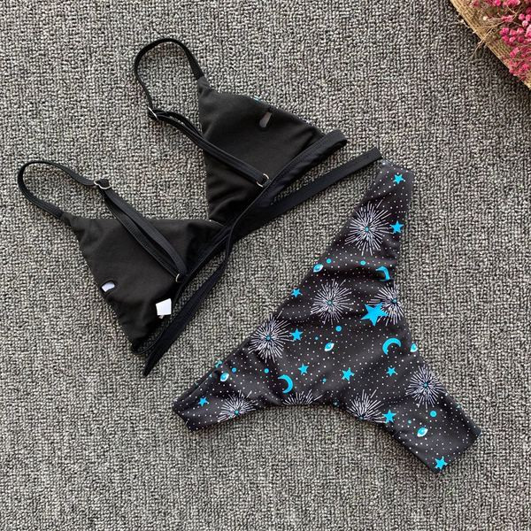 Kétrészes női fürdőruha fekete színben, mintával