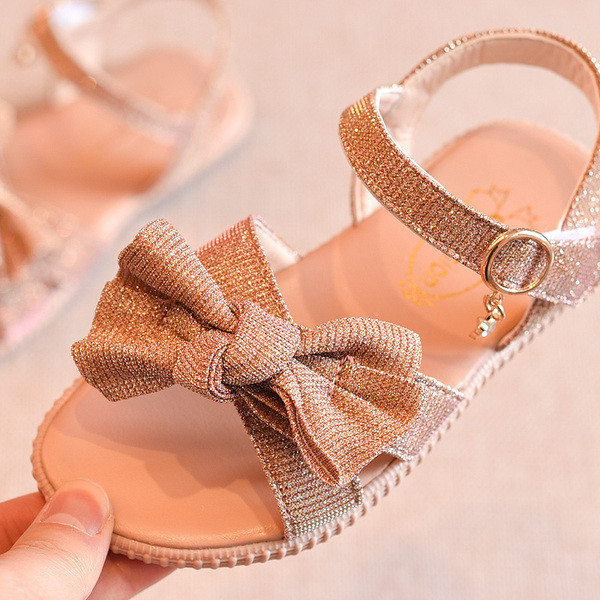 Gyermekszandál lányoknak szalagdíszítéssel, fényes hatással három színben