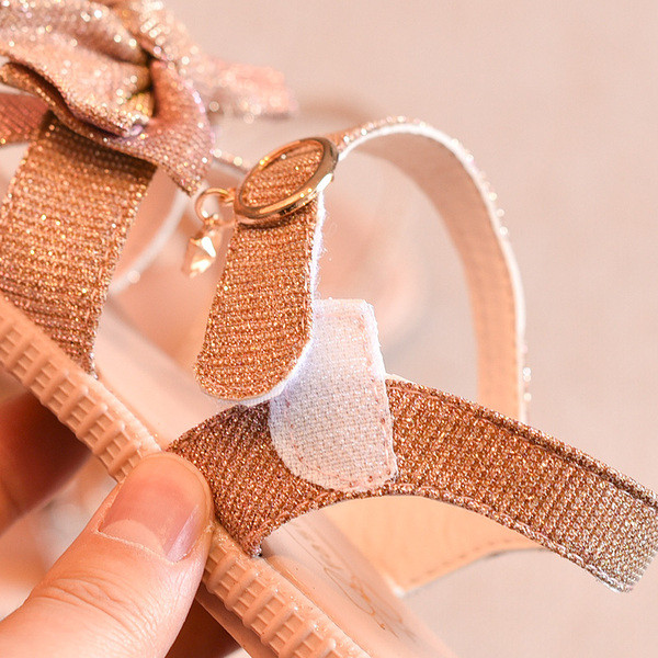 Gyermekszandál lányoknak szalagdíszítéssel, fényes hatással három színben