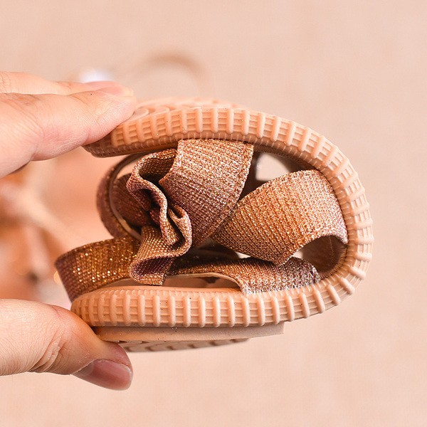 Gyermekszandál lányoknak szalagdíszítéssel, fényes hatással három színben