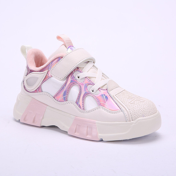 Modern gyermek tornacipő egy lánynak fehér és rózsaszín színben
