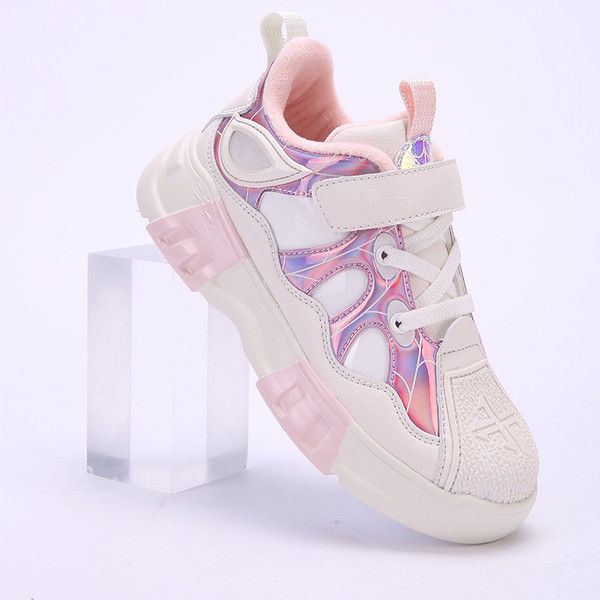 Modern gyermek tornacipő egy lánynak fehér és rózsaszín színben