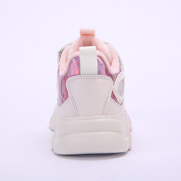 Modern gyermek tornacipő egy lánynak fehér és rózsaszín színben