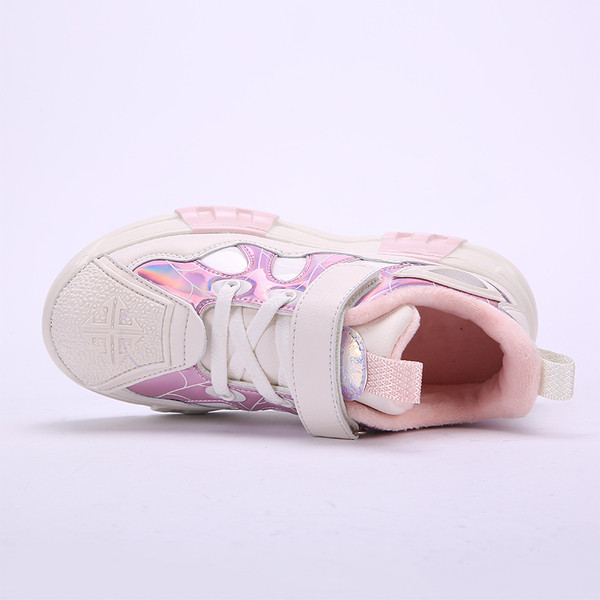 Modern gyermek tornacipő egy lánynak fehér és rózsaszín színben