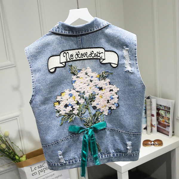 Modern női farmermellény 3D elemmel és hímzéssel