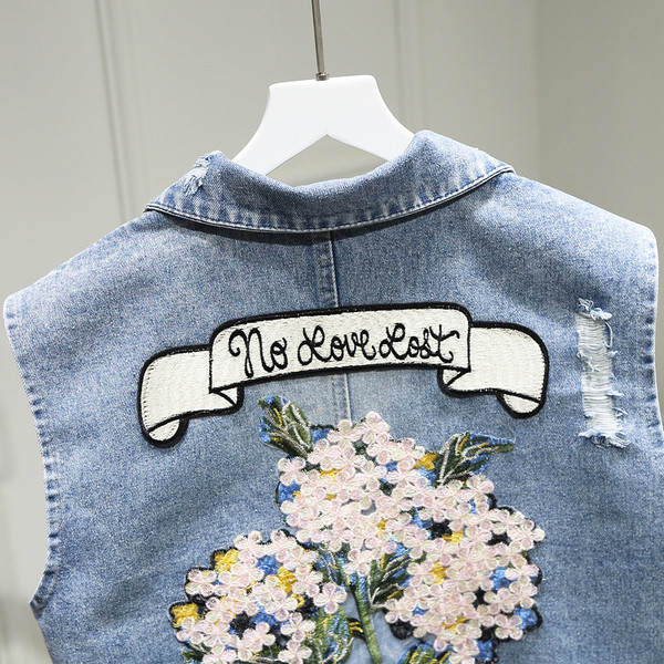 Modern női farmermellény 3D elemmel és hímzéssel