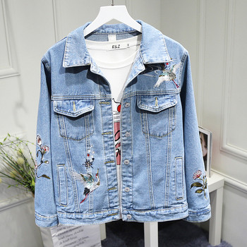 Modern női farmerdzseki hímzéssel