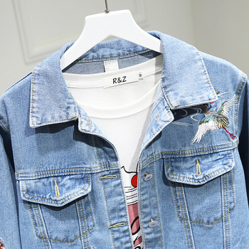 Modern női farmerdzseki hímzéssel