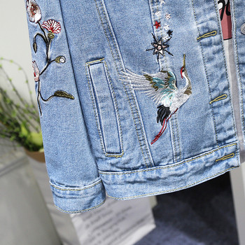 Modern női farmerdzseki hímzéssel