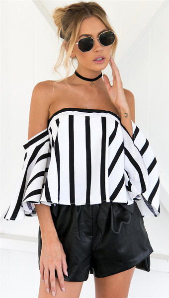 Aktuális női csíkos blúz csupasz váll fekete-fehér színben