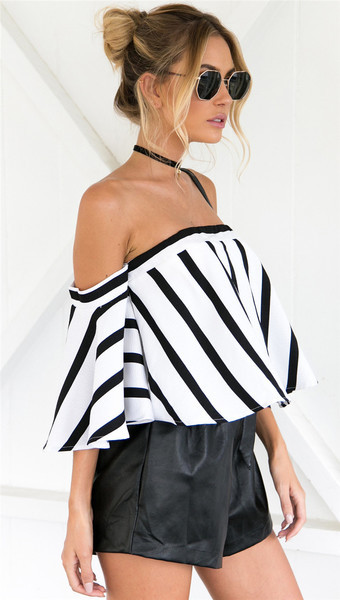 Aktuális női csíkos blúz csupasz váll fekete-fehér színben