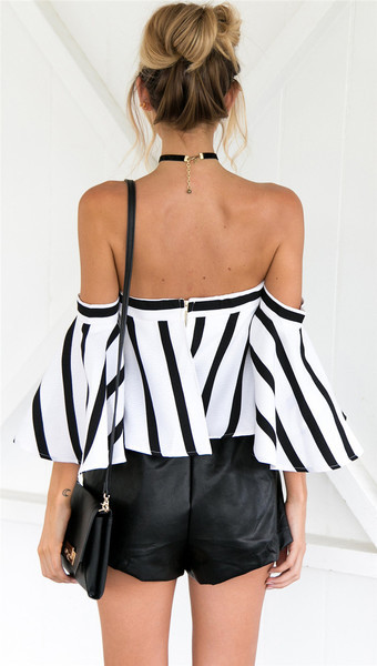 Aktuális női csíkos blúz csupasz váll fekete-fehér színben