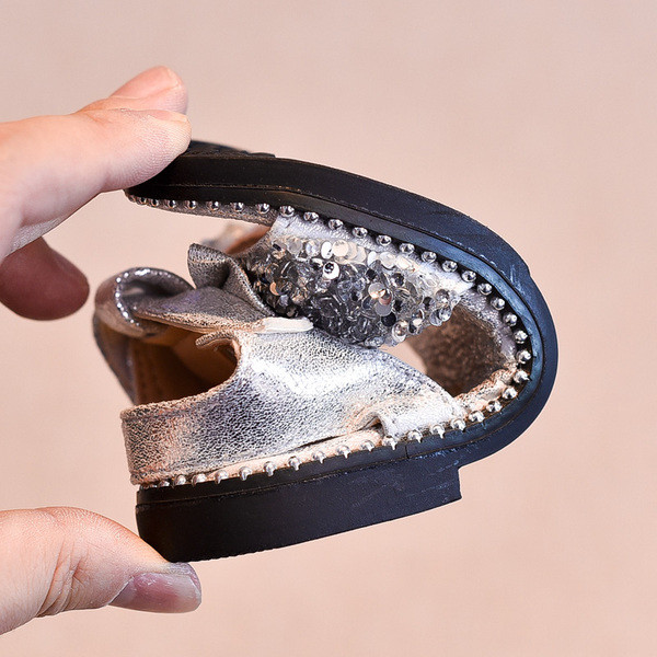 Gyerekszandál lányoknak három színben kövekkel és szalaggal